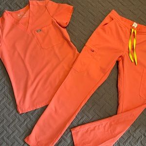 FIGS XS Coral Yola Skinny scrub pants and & XS Coral Catarina top
